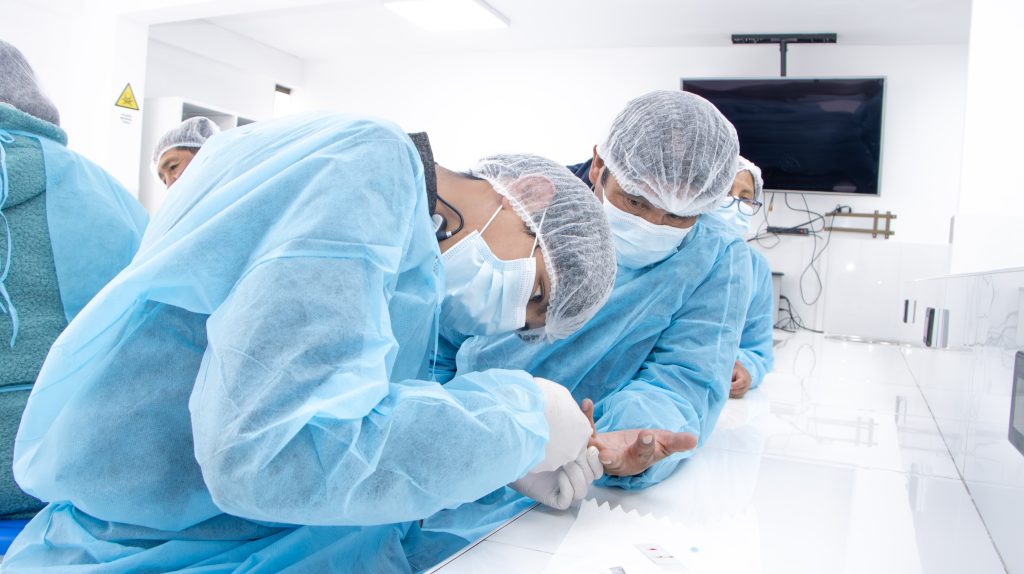 Jóvenes peruanos viven la experiencia UX en la carrera de Medicina de Unifranz La Paz