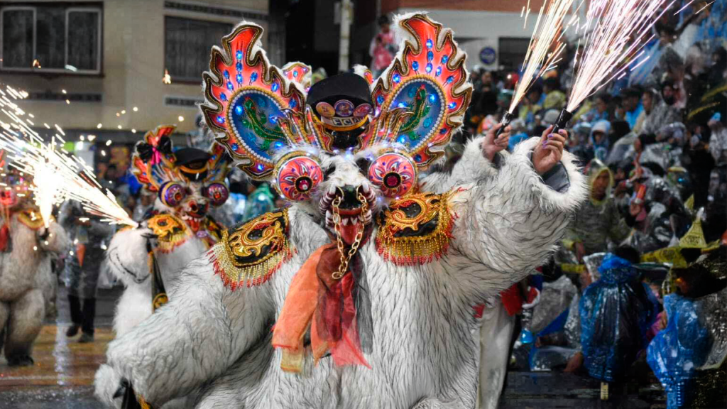 Las danzas folklóricas y los llamativos trajes cautivan a turistas nacionales e internacionales. Foto: AEP