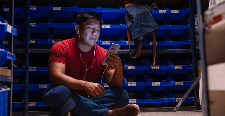 Imagen destacada para el artículo: Educación online y movilidad social: estudiar sin dejar de trabajar para transformar el futuro