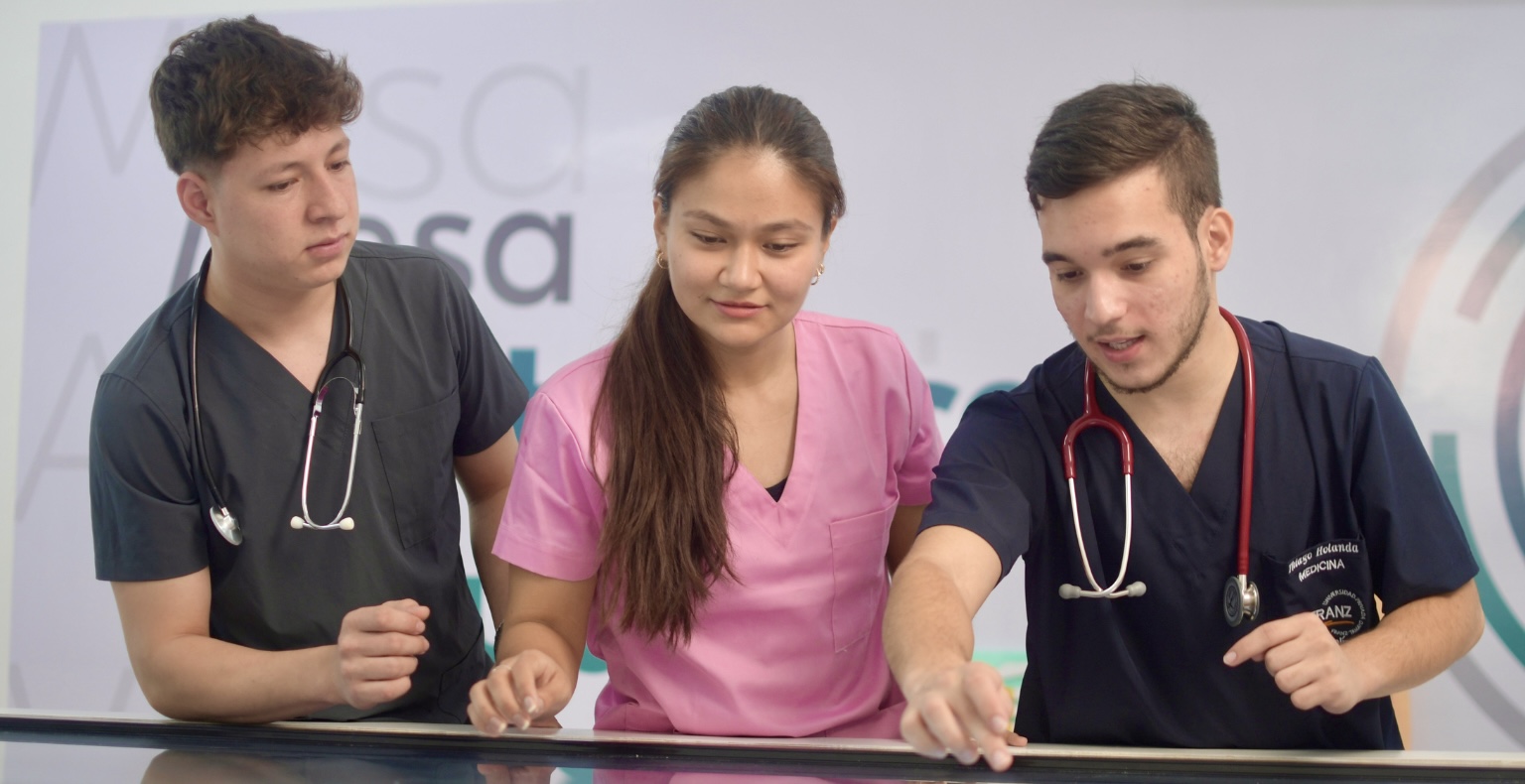 Formación médica sin fronteras: estudiantes de Unifranz se preparan con evaluaciones de nivel internacional
