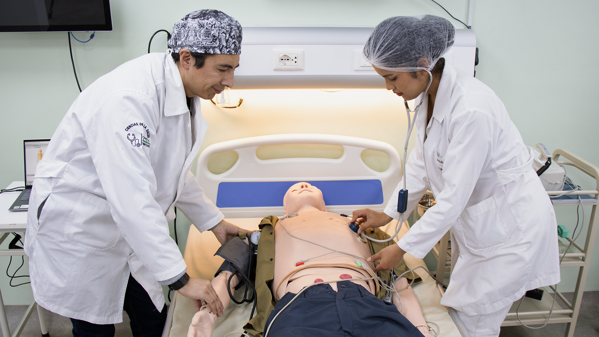 Los simuladores permiten que los estudiantes de Medicina practiquen en entornos seguros