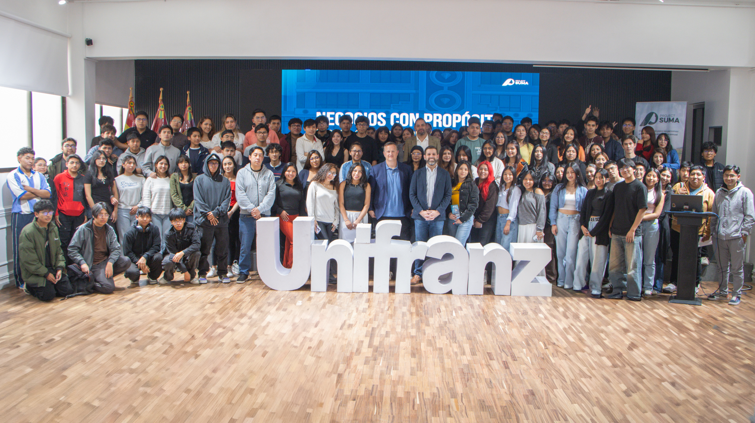 Los facilitadores internacionales intercambiaron sus experiencias con estudiantes de Ingeniería Comercial de Unifranz La Paz