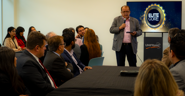 Imagen destacada para el artículo: Más que docentes, arquitectos de experiencias: así transforma Unifranz la educación en Bolivia 