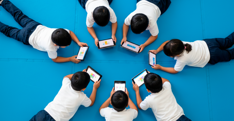 Imagen destacada para el artículo: Generación Alpha y riesgos digitales: claves para educar a niños seguros en internet desde casa y la escuela