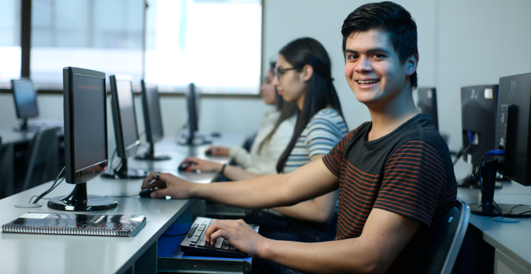 Imagen destacada para el artículo: Microcredenciales: la apuesta por una formación flexible, progresiva y alineada al mercado laboral