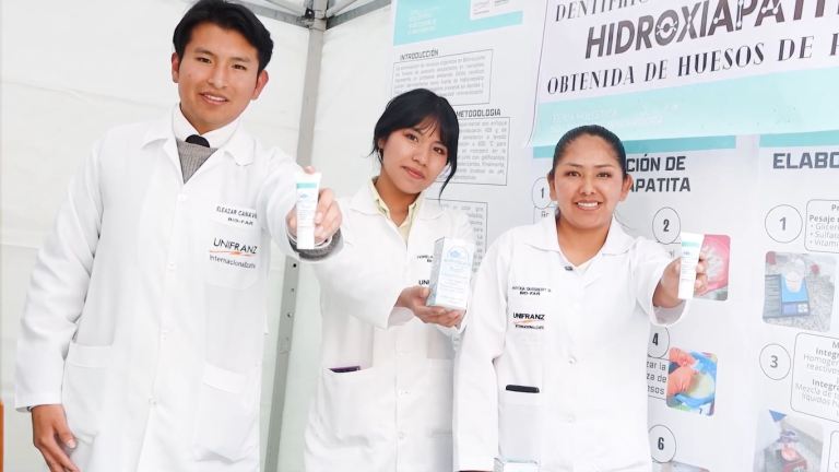 Imagen destacada para el artículo: Estudiantes de Unifranz crean pasta dental con hidroxiapatita a partir de huesos de pescado