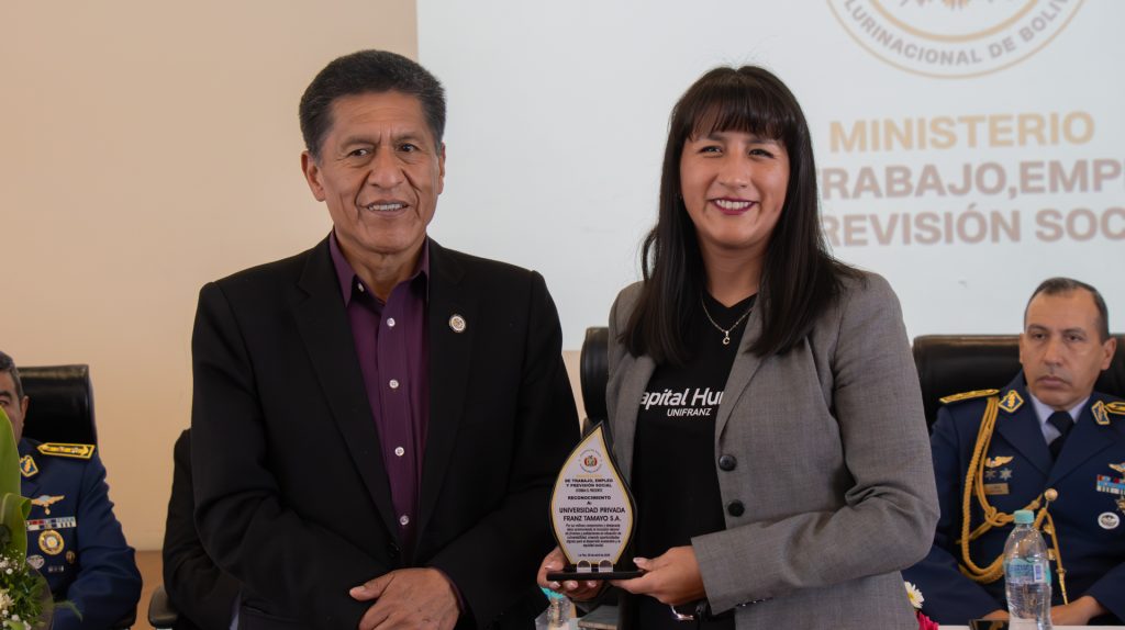 El ministro de Trabajo, Edgar Morales, y la directora de Capital Humano de Unifranz, Cinthia Romero.